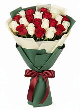 Букет Микс из красных и белых роз в Осоргино