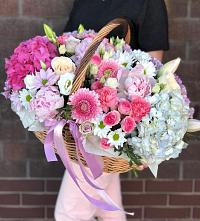 Цветочная композиция из Розы, Хризантемы, Пионы и Лизиантусы в корзине в Осоргино