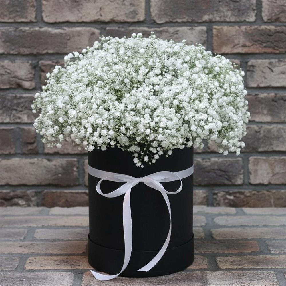 Цветочная композиция из Гипсофила в шляпной коробке в Осоргино