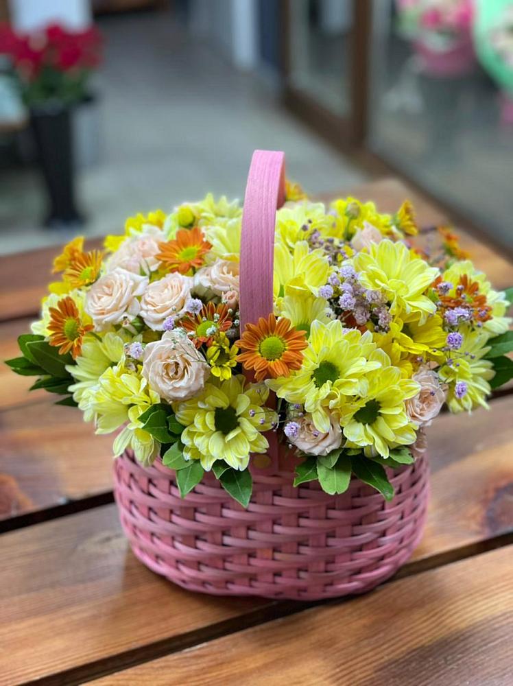 Цветочная композиция из Хризантемы и Розы в корзине в Осоргино