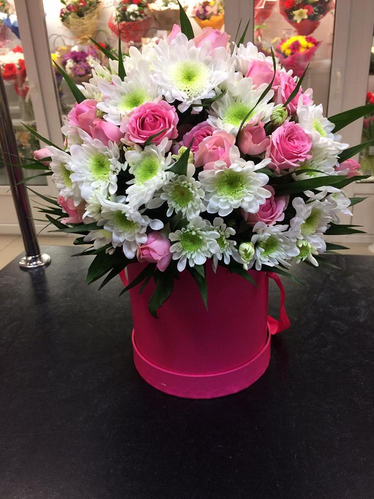 Цветочная композиция из Розы и Хризантемы в шляпной коробке в Осоргино